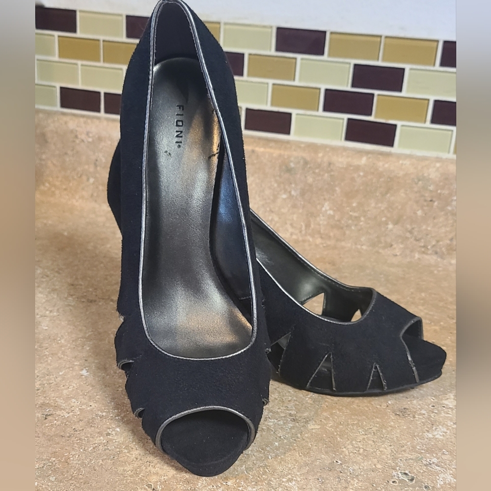 Worn Once! - FIONI - Cute Black w/Silver Pumps - 4" Heels - Womens size 8